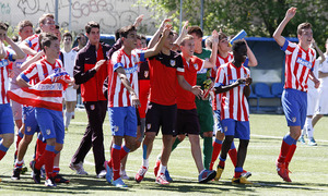El Atlético de Madrid Cadete festeja el título de Liga conquistado tras haber ganado al San Fernando